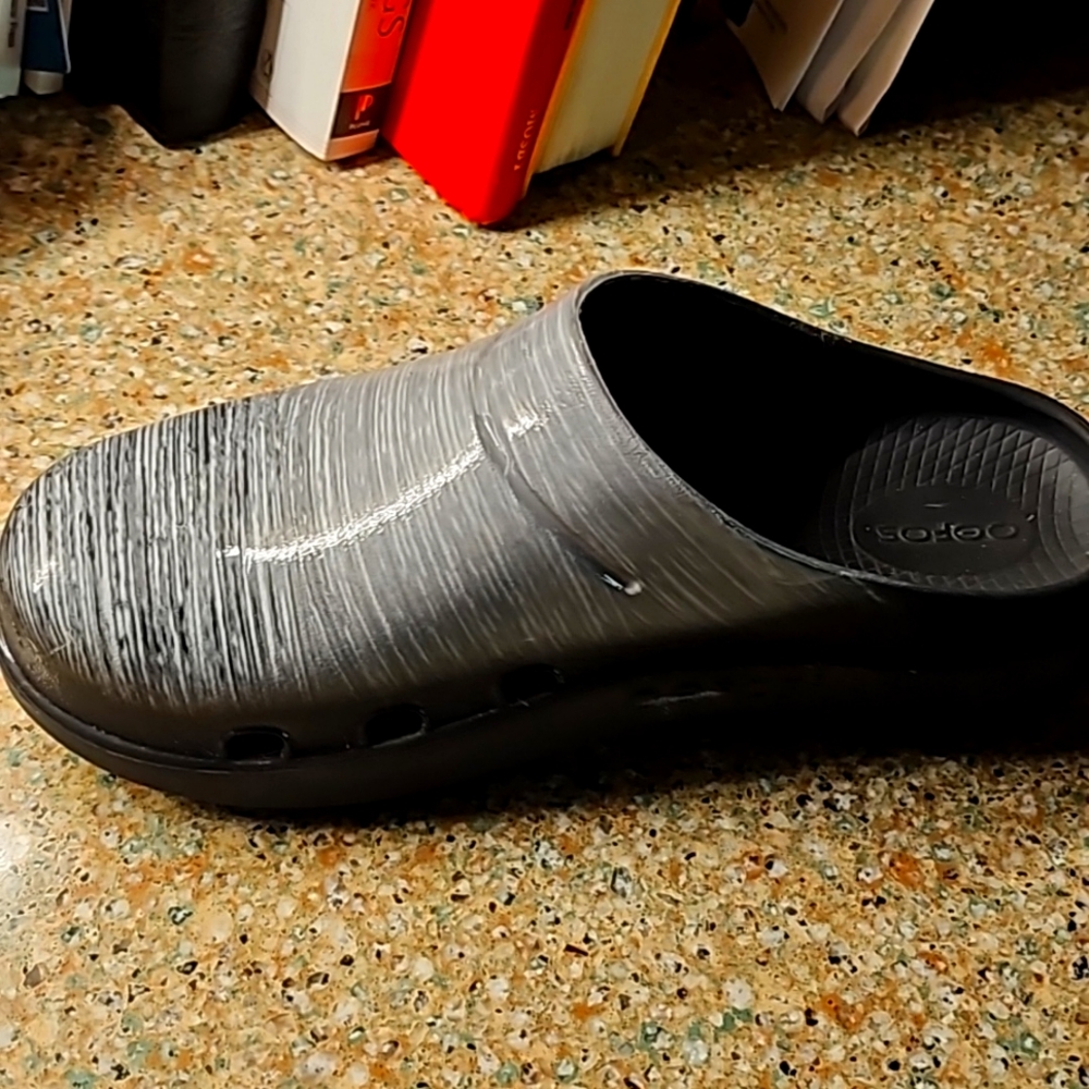 Oofos Luxe Clogs Womens 8 Mens 6 Slip On Ooclog Black Silver Ombre Workwear